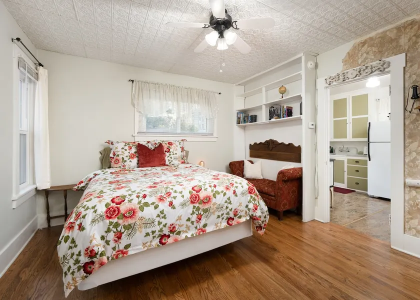 Downtown Victorian Apartment W/ Amazing Backyard! - Image 1