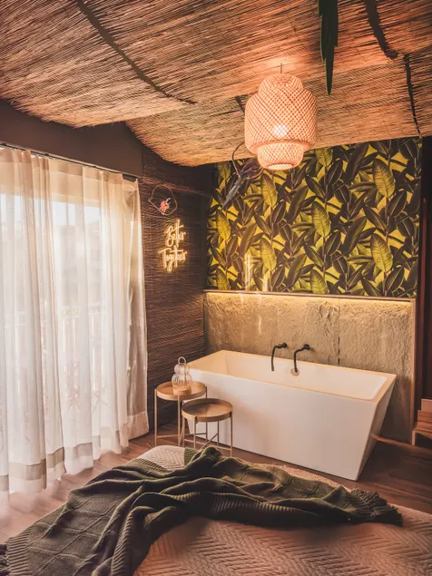 Urban bungalow with bathtub and balcony - Image 1