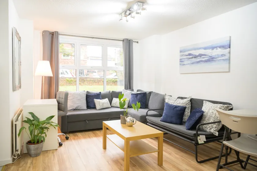 Silver King Suite Withington | Free Park Sleeps 6 - Image 1