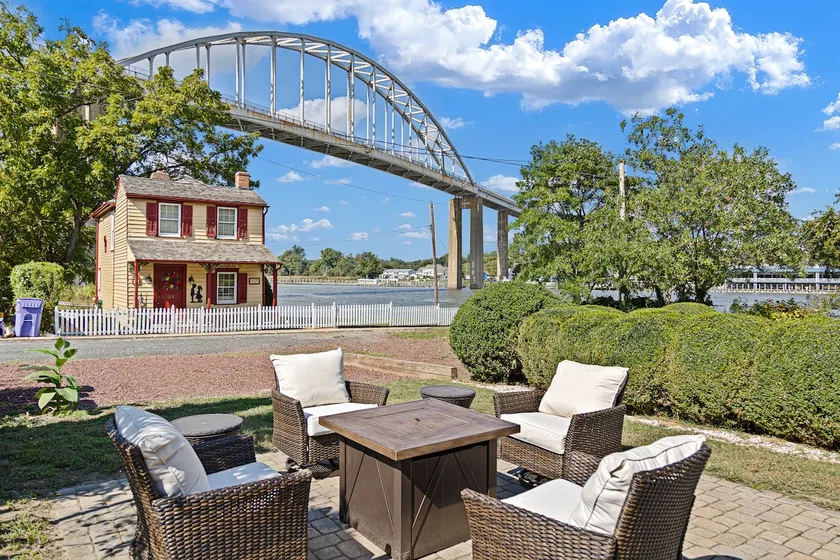 Canal views/Walk to Shops/Luxury 2Bed/1.5Bath - Image 1