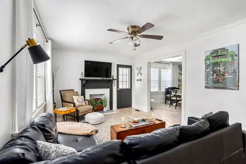 Downtown | HUGE fenced yard | Dogs Welcome - Image 1