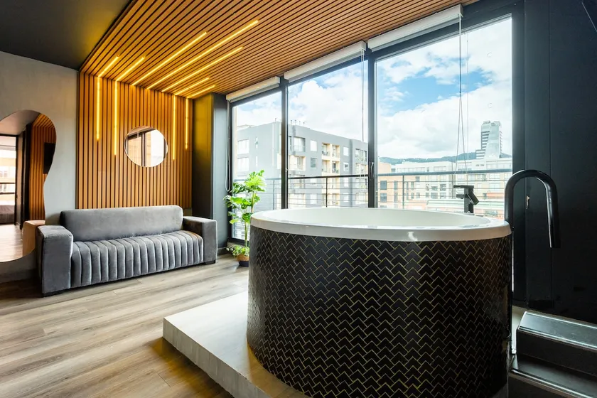 Urban Retreat with Jacuzzi - Image 1