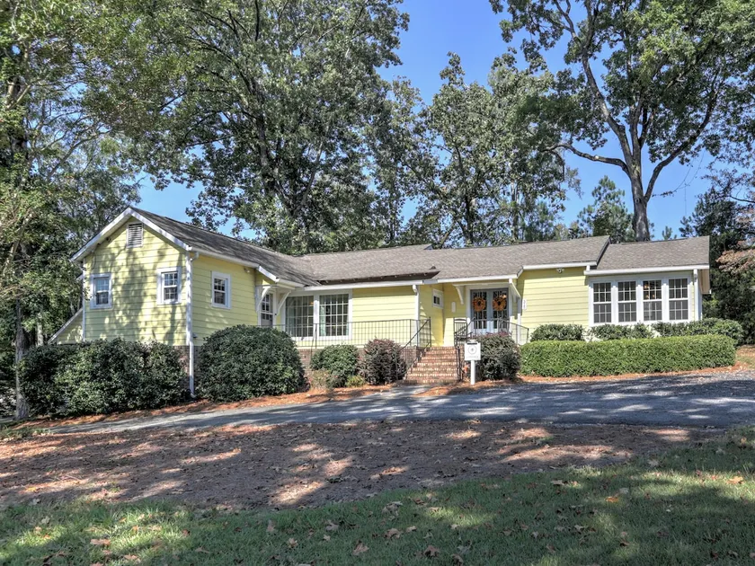 Brumble Bee Cottage off Canton - Image 1