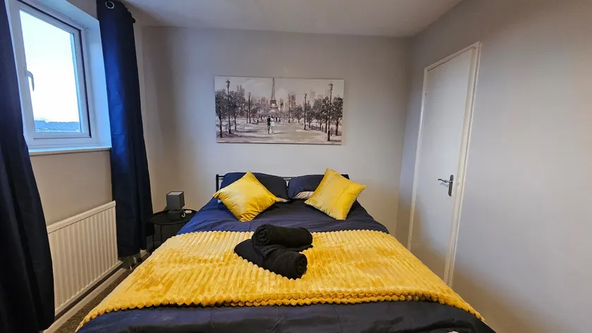 4 Bedroom, Private parking, 2 Bathroom House - Image 1