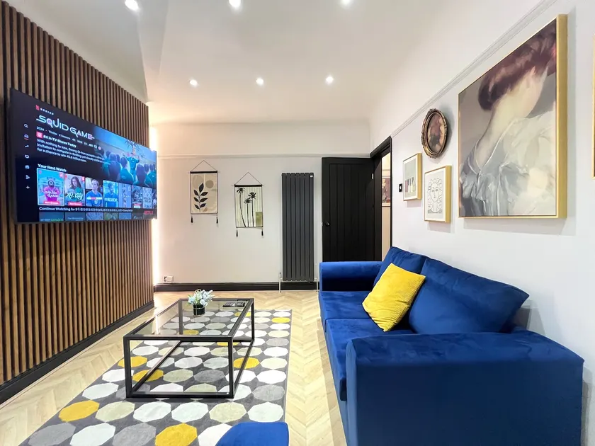 * Whole Luxury Modern Warm House * Free Parking * - Image 1