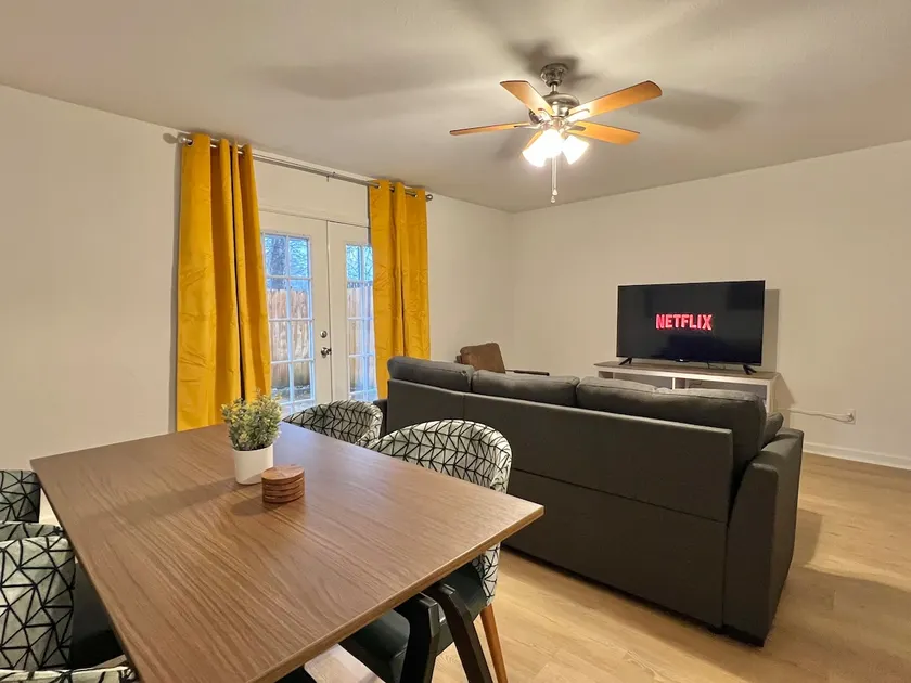 Close to Town 2 Bedroom Relax - Image 1