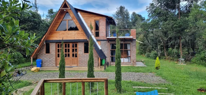 A cabin facing the river - Image 1