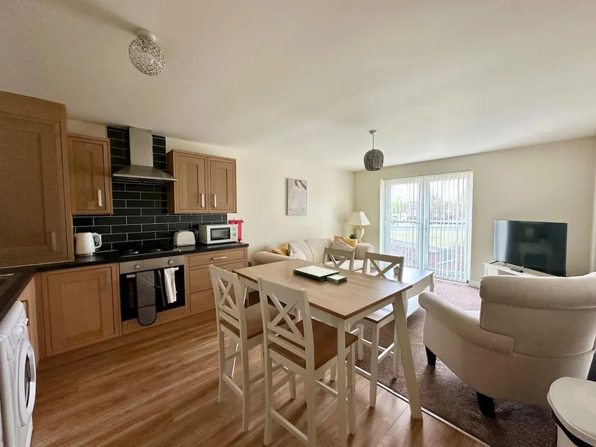 Entire 2 Bed Apartment in Rossington Doncaster (7) - Image 1