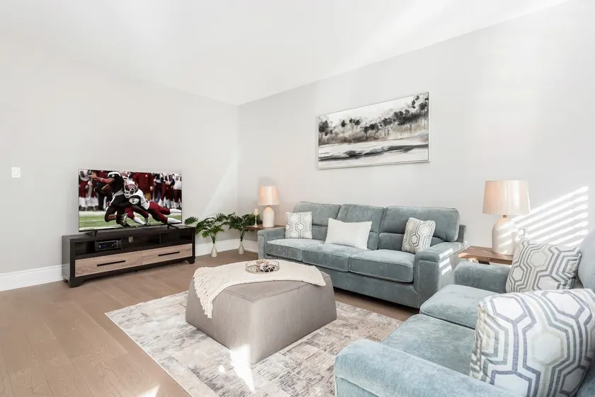 Townhome in Oakville - Image 1