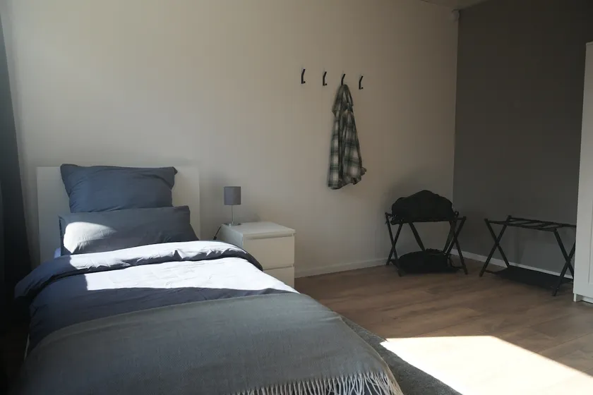 2 bedrooms with 4 single beds in a quiet location - Image 1