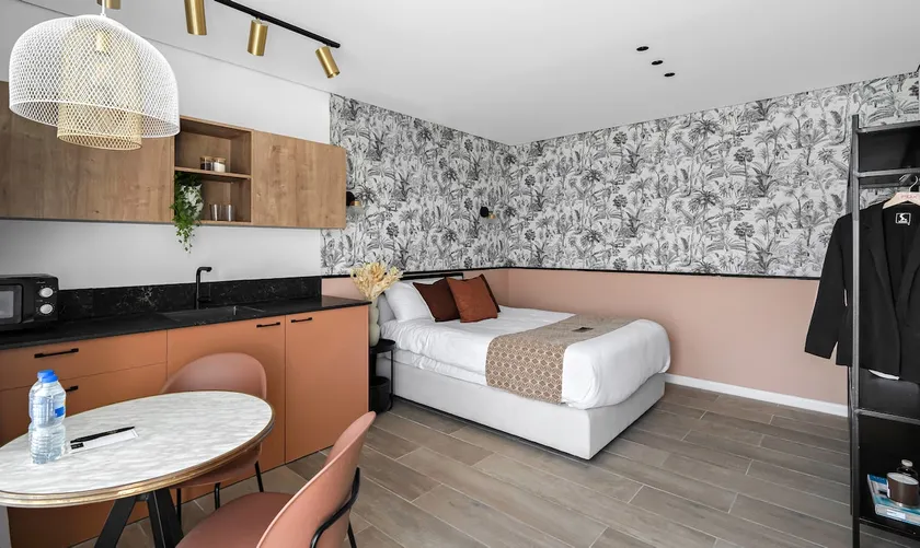 The Manor Resort - Suite with a shared heated pool - Image 1