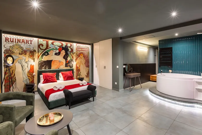 Arc de Triomphe: Emerald Suite with Jacuzzi - Image 1