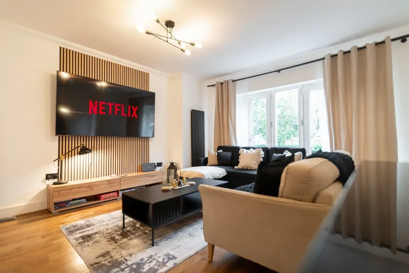 Luxury 2 Bedroom City Centre Haven Super King En-suite with Parking - Image 1