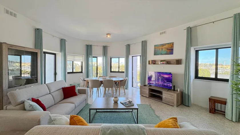 Modern & Large 3BR Stay Near Valletta - Image 1