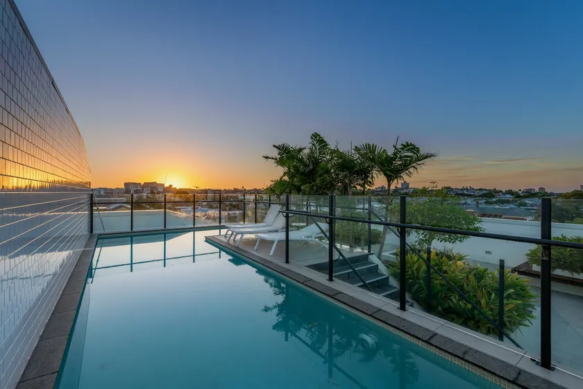 Rooftop Pool and View Stylish 2Bed with Ducted AC - Image 1