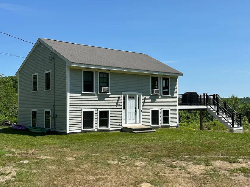 Mountain view retreat with beach access - Image 1