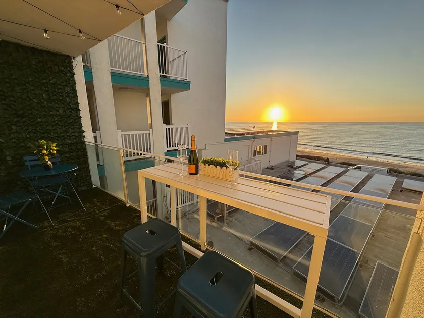 Beach Sunset w/ Balcony, Pool & Ocean Views - Image 1
