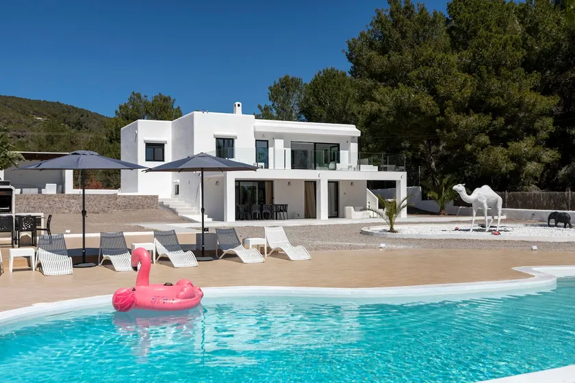 Luxe Villa 4BR | Pool | Garden | BBQ | Basketball - Image 1