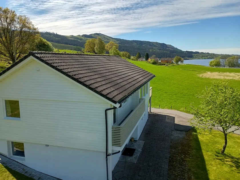 House by the water - Image 1