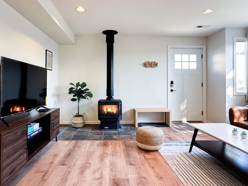 Spacious & Clean Guesthouse | King Bed & Fireplace - Image 1