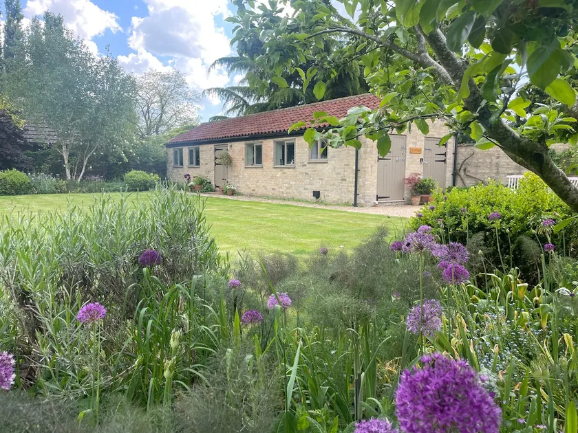 The Old Piggery - tranquil garden guest cottage - Image 1