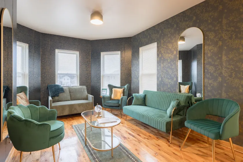 Luxe Vintage Loft | Retro Theatre ~ 10 min to DT - Image 1