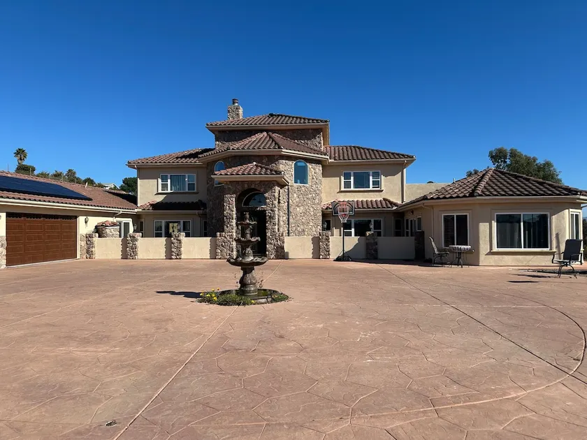 Large home-5 beds-5 baths 5500 sqft of living area - Image 1