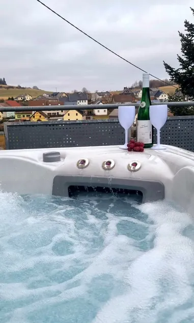 Wellnesshaus Dorfblick mit Outdoor-Jacuzzi und Infrarotkabine - Image 1