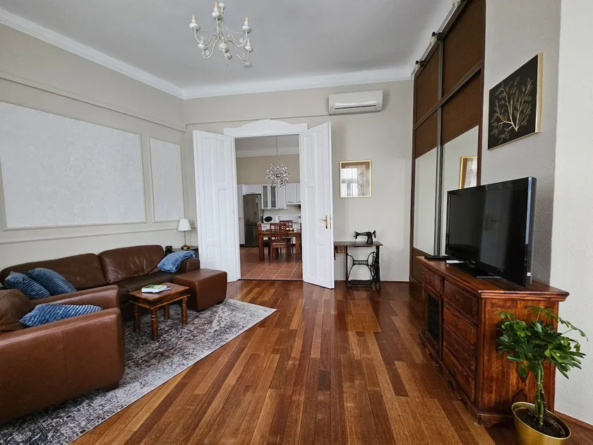 Margaret Buda Apartman city view - Image 1