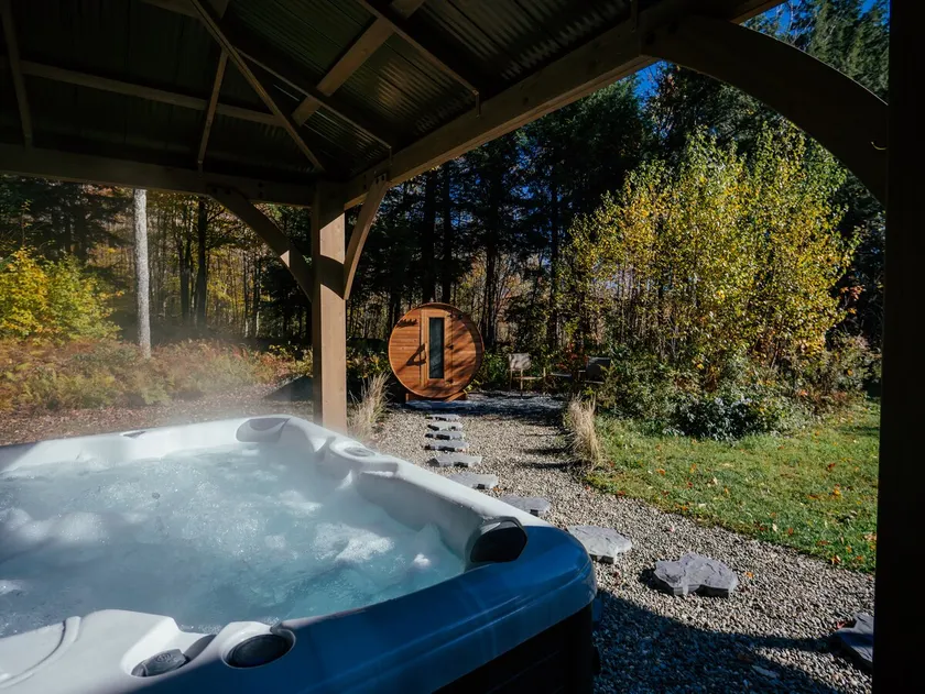 Chalet Potton Cottage - Spa, Sauna & Pool - Image 1