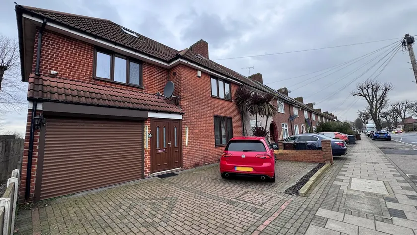 Spacious Home Near Tube Free Parking and Fast WiFi - Image 1