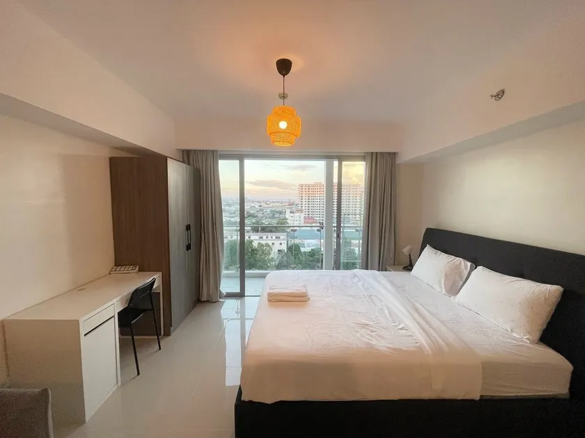 Quiet Stay | King Bed+Private WiFi | Near Airport - Image 1