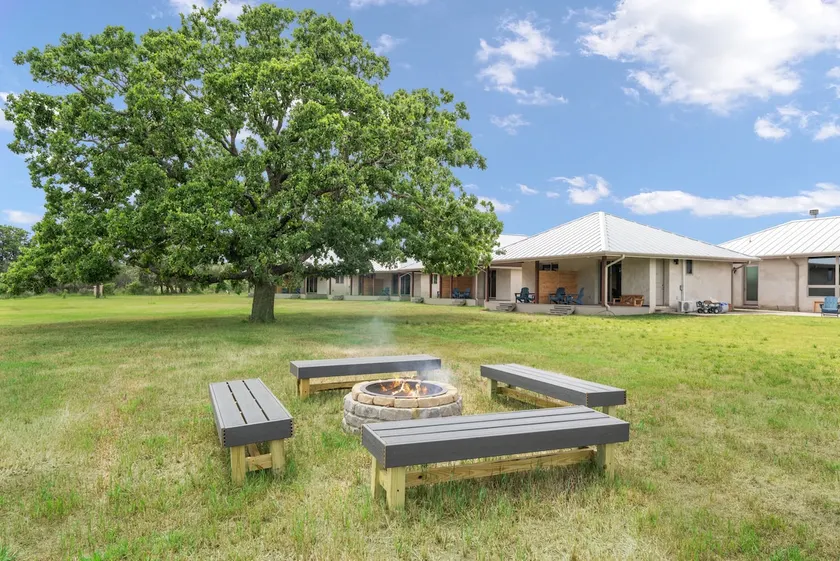 5,000ft² Lakeside Getaway: Pool, Games, Hot Tub - Image 1