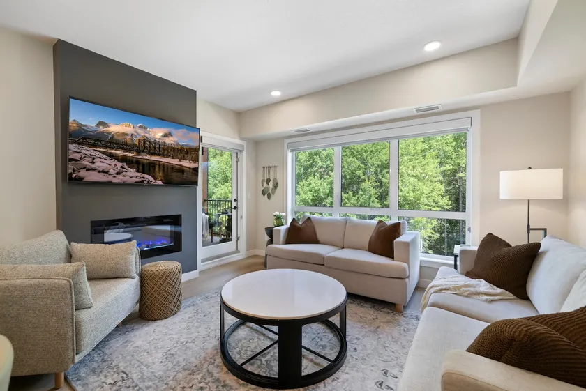 2nd Floor Creekside Unit! Heated Pool & Hot Tub! - Image 1