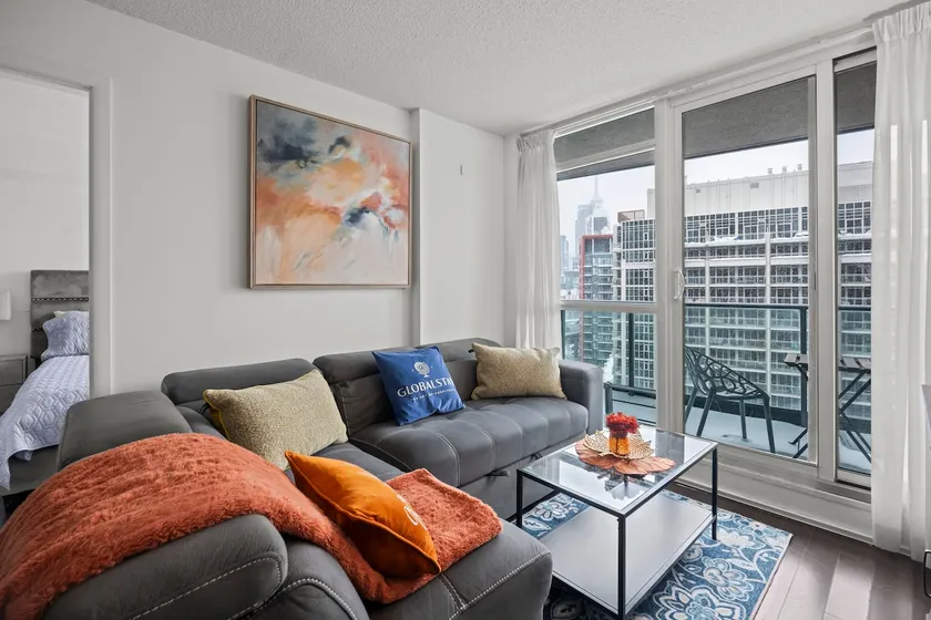 Autumnaly Whisper 2 BR & DEN in the Heart of the City - Image 1