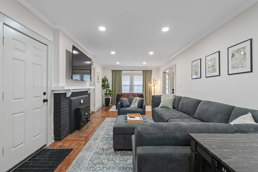 Exclusive 5BR 2.5BA Gem Near Campus + Game Room - Image 1
