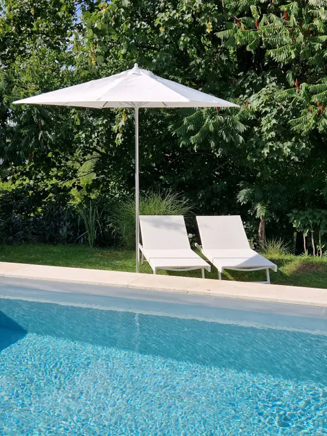 Apartment with lake access & pool & garden - Image 1