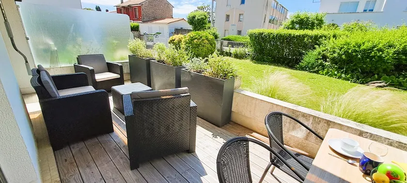 Soothing bright two-room apartment with terrace near the beaches - Image 1