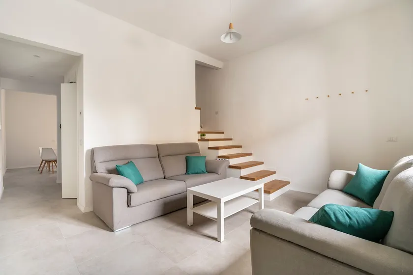 Modern House with Courtyard, 3 Bedrooms - Image 1