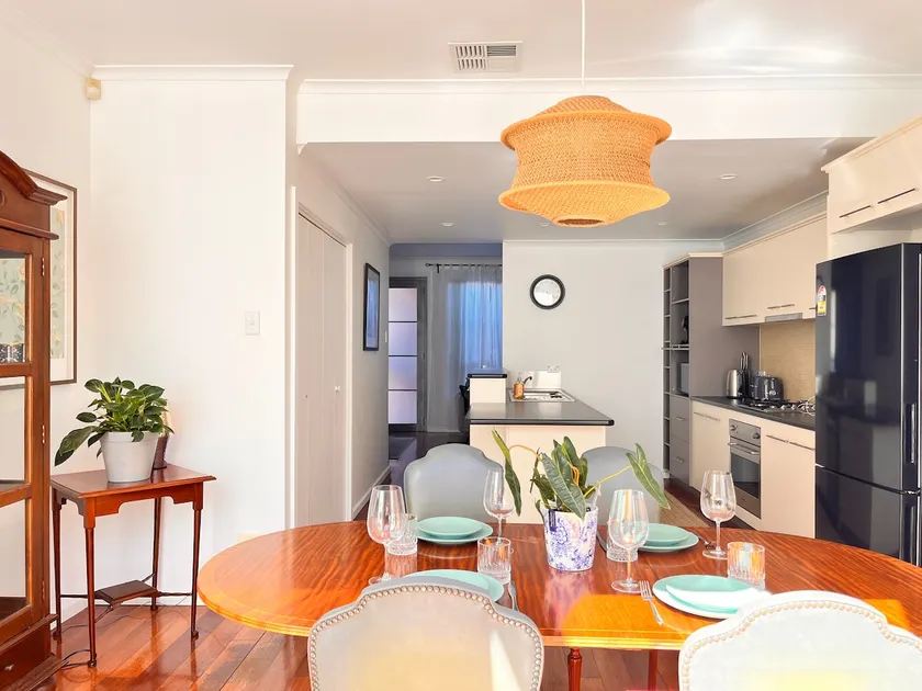 Stylish City Retreat| Free Garage| 2BR Walk to CBD - Image 1