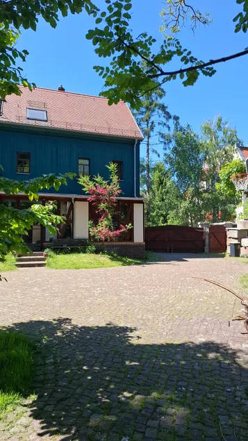 Cozy 1-bedroom apartment with balcony - Image 1