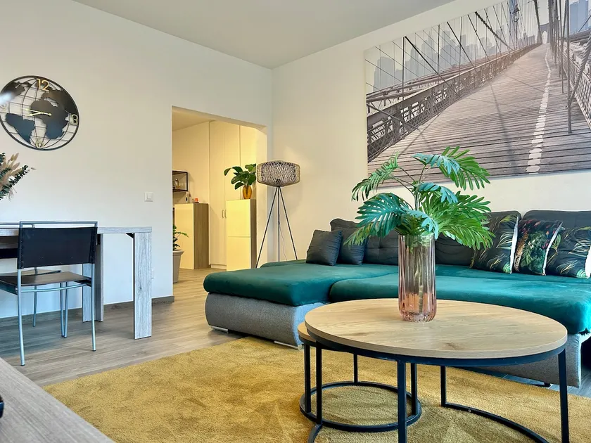 Spacious & Stylish Apartment - Partial Lake View - Image 1