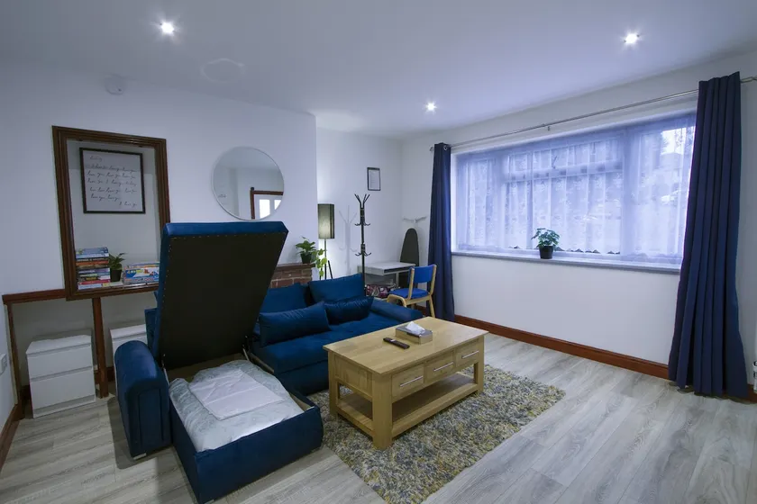 Family House near Farnborough Airport, Free Parking - Image 1