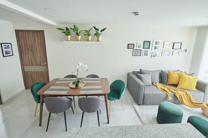 Emerald Studio: Minimalist Touch in Camarones - Image 1
