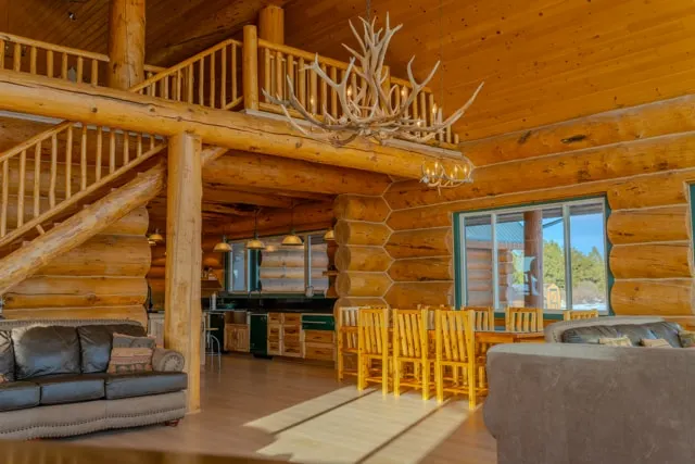 Hilltop log estate: Sleeps 16, 360° views - Image 1