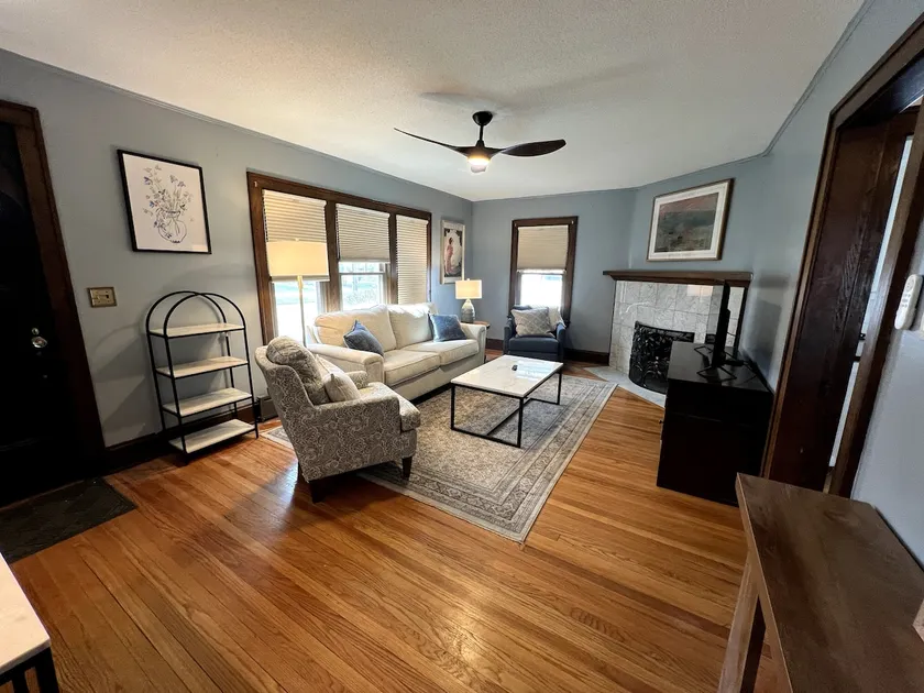 Warm 3 BR house w/ fenced yard close to everything - Image 1