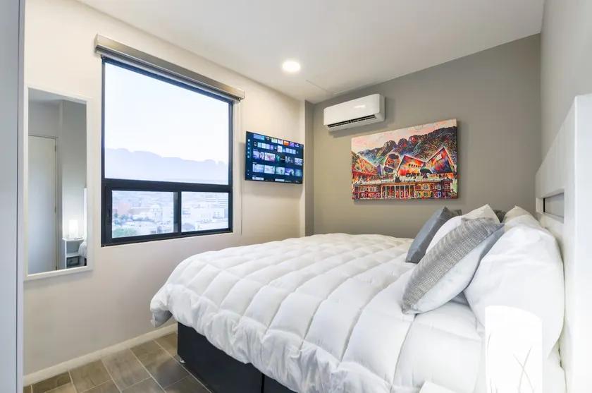 Luxurious & Artistic! 4 people + GYM + King Bed - Image 1