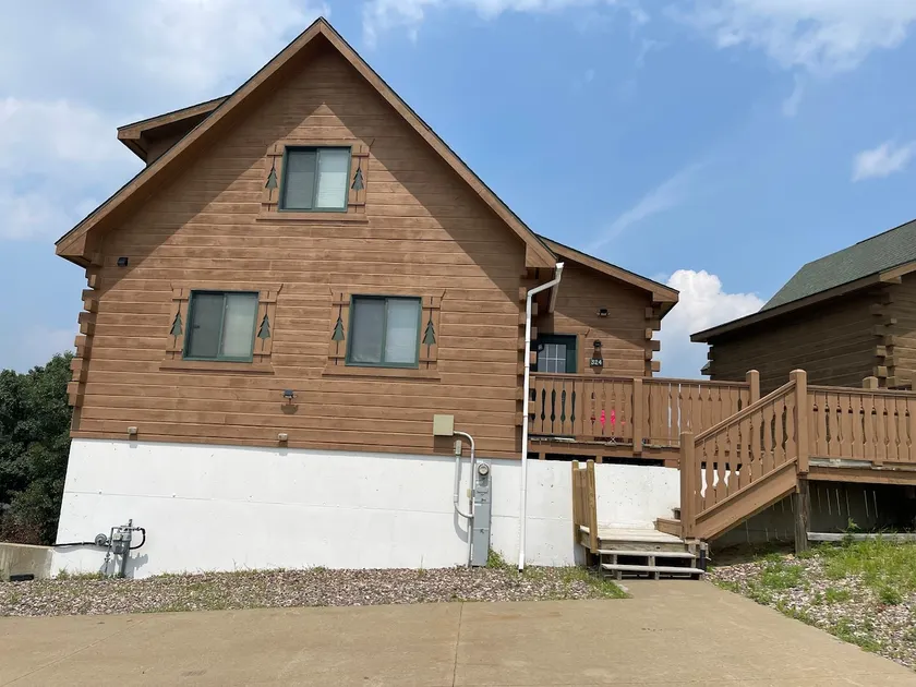 Group Getaway Near Jellystone • Sleeps 14 - Image 1