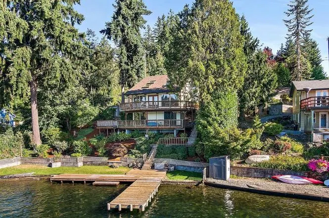 Waterfront Home on Clear Lake, near Eatonville - Image 1
