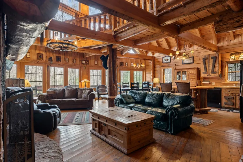 Crickett Lane - 8 Stall Horse Barn Available! - Image 1